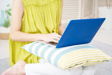 女性　ノートパソコン　リビング　顔無し