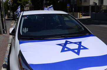 Israel supports Ukraine. A car with an Israeli flag on the hood and a sticker of the Ukrainian coat of arms Tryzub on the windshield.