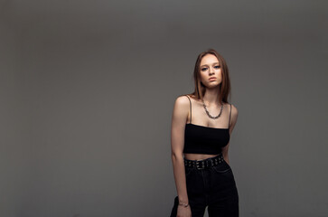 Naklejka premium Image of seriousyoung business woman posing over grey wall background.