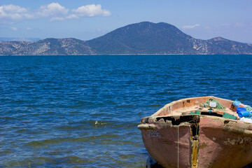 Fototapeta na wymiar beautiful scene and old boat on the lake bafa, aydin turkey