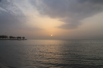 Obraz premium A view of the early sunrise and the sky full of clouds with the fresh colors of the morning