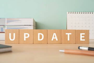 アップデートのイメージ｜「UPDATE」と書かれた積み木が置かれたデスク
