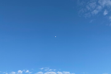昼の月と奈良の青空