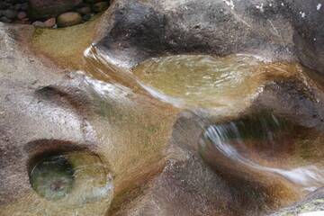 eau courante sur la roche en fond de gorge, et creuse la roche