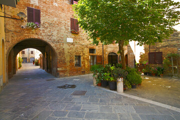 Fototapeta na wymiar Buonconvento, medieval alleys