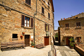 Fototapeta na wymiar Volterra, Toscana, Italia. Vicoli ed edifici del borgo medievale