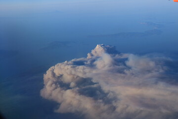 nuages en formation , dans le ciel bleu