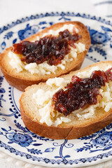 Toast with cheese and onion marmalade