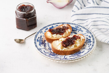 Toast with cheese and onion marmalade