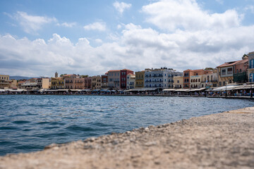 Fototapeta premium Der Hafen von Chania auf der Insel Kreta in Griechenland mit Restaurants, Bars und Geschäfte entlang der Promenade am Wasser