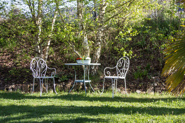 Idyllische historische Gartenmöbel aus Eisen