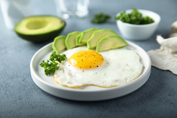Fried egg with sliced avocado