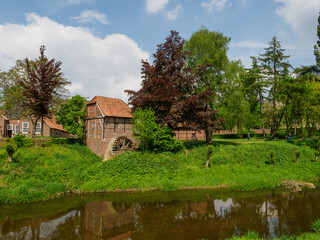Alte Gebäude an einem Fluss im Westmünsterland