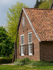 Alte Gebäude an einem Fluss im Westmünsterland