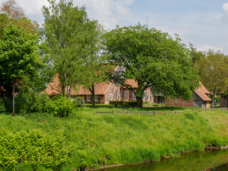 Obraz premium Alte Gebäude an einem Fluss im Westmünsterland