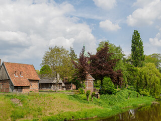 Alte Gebäude an einem Fluss im Westmünsterland