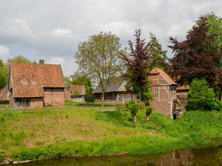 Alte Gebäude an einem Fluss im Westmünsterland