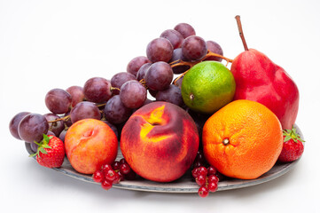 Obstschale mit vielen frischen Früchten
