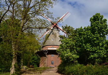 Historische Windmühle im Frühling im Dorf Eystrup, Niedersachsen