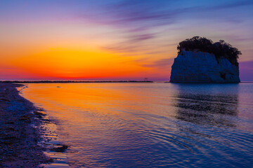 石川県　能登　朝焼けの見附島