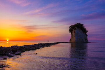 石川県　能登　朝焼けの見附島