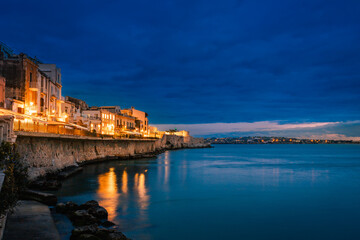 Obraz premium Long exposure of Ortigia at sunset on the sea