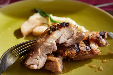 焦げ目のついたチキングリル