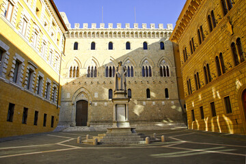 Fototapeta premium Siena, Toscana, Italia. Monumento a Sallustio Bandini e Palazzo,Spannocchi in Piazza,Salimbeni