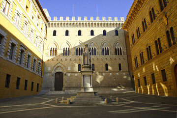 Fototapeta premium Siena, Toscana, Italia. Monumento a Sallustio Bandini e Palazzo,Spannocchi in Piazza,Salimbeni