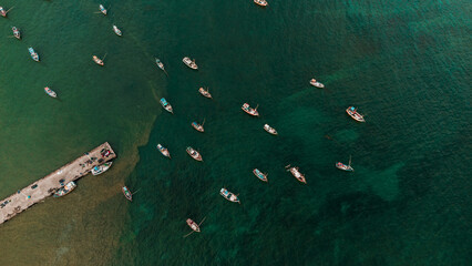 Ujęcie łodzi rybackich w porcie, zdjęcie z drona z góry.