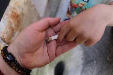 enfant qui veut fumer