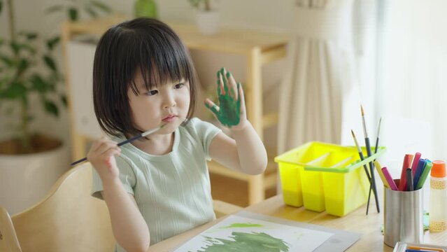 夏休みに絵の具で遊ぶ4歳の子供（育児・子育て・お絵描き・水彩絵具・手形アート）