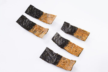 Close-up shot of crispy dried seaweed on white background © 787503115@qq Com/Wirestock Creators