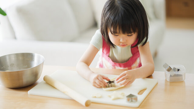 家でお菓子作りをする4歳の子供（育児・子育て・クッキー・型抜き）