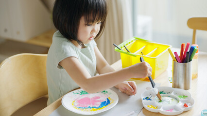 夏休みに工作する4歳の子供（育児・子育て・お絵描き・水彩絵具）