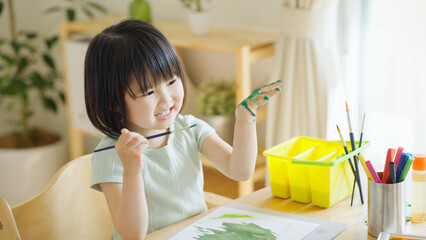 夏休みに絵の具で遊ぶ4歳の子供（育児・子育て・お絵描き・水彩絵具・手形アート）