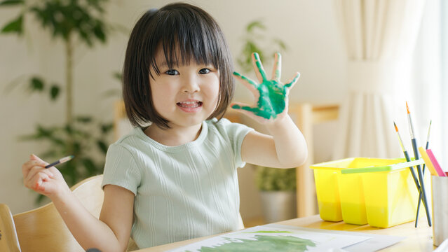 夏休みに絵の具で遊ぶ4歳の子供（育児・子育て・お絵描き・水彩絵具・手形アート）