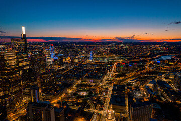 Obraz premium Aerial Drone View of Philadelphia Skyline at Sunset with Glowing City Lights