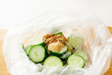 きゅうりの浅漬け作り