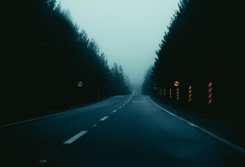 Carretera calle camino en el bosque con niebla neblina