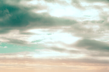 Atardecer con luz del sol pasando entre las nubes