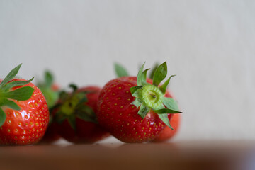 Erdbeeren auf einem Küchenbrett aus Holz