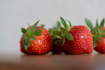 Erdbeeren auf einem Küchenbrett aus Holz