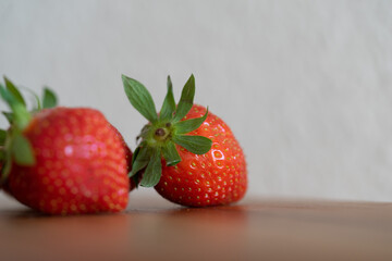 Erdbeeren auf einem Küchenbrett aus Holz