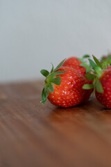 Erdbeeren auf einem Küchenbrett aus Holz