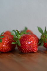 Erdbeeren auf einem Küchenbrett aus Holz