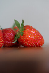 Erdbeeren auf einem Küchenbrett aus Holz