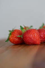 Erdbeeren auf einem K&uuml;chenbrett aus Holz
