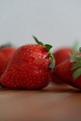 Erdbeeren auf einem Küchenbrett aus Holz