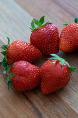 Erdbeeren auf einem Küchenbrett aus Holz